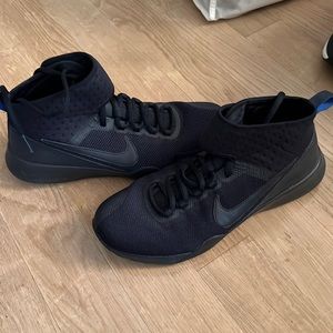 Nike zoom air navy like new never worn outside. Women size 7